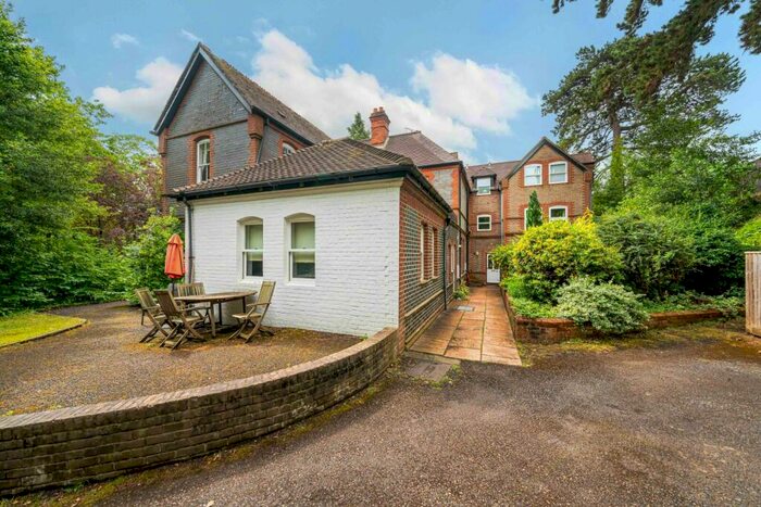 2 Bedroom Apartment To Rent In The Warren, Caversham, Reading, Berkshire, RG4