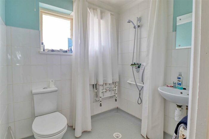 2 Bedroom Bungalow For Sale In Drakes Approach, Clacton On Sea, CO15