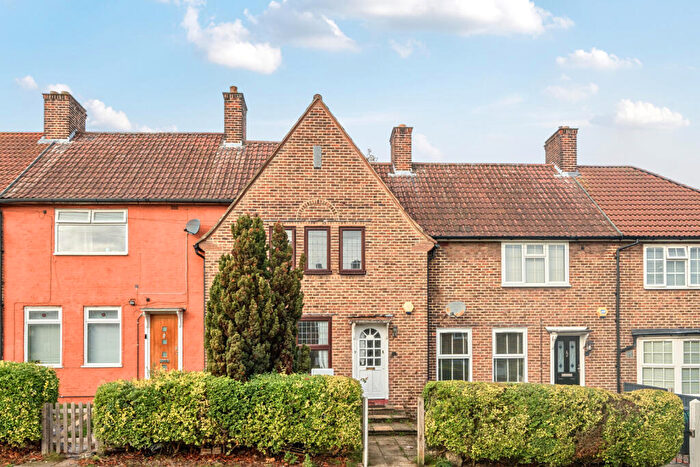3 Bedroom Terraced House For Sale In Hedge Walk, London, SE6