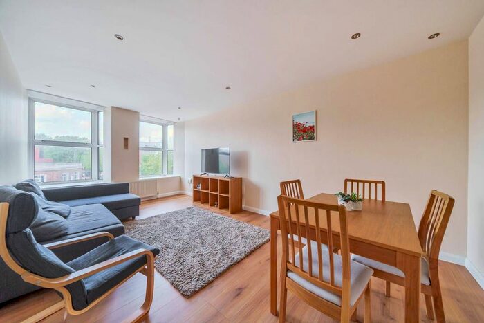 3 Bedroom Flat To Rent In Stanmore Towers, Stanmore, HA7