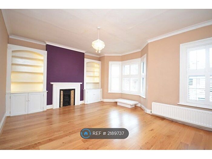 2 Bedroom Flat To Rent In Cavendish Road, London, SW12
