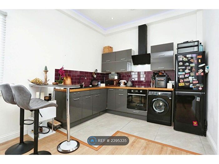 2 Bedroom Flat To Rent In Heartwood Court, Welling, DA16