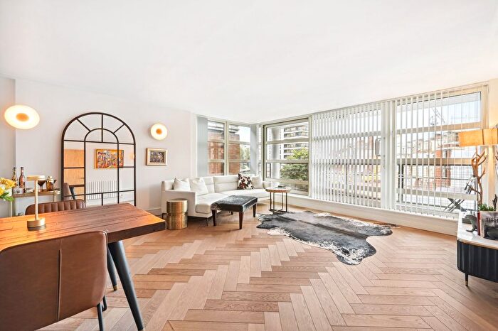 3 Bedroom Flat To Rent In Buckingham Palace Road, London, SW1W