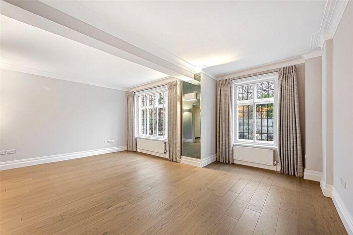 2 Bedroom Flat To Rent In Dorchester Court, - Sloane Street, London, SW1X