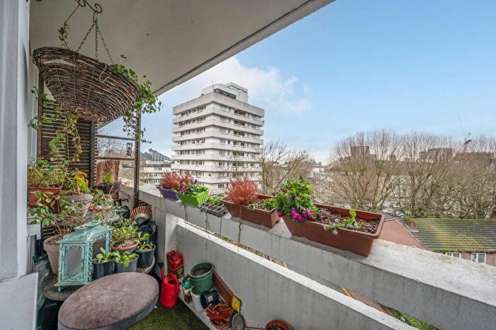 1 Bedroom Flat To Rent In Shaw Court, Clapham Junction, London, SW11
