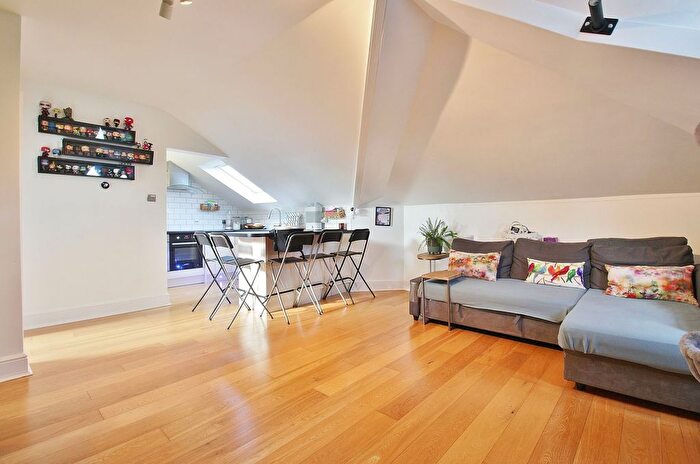 2 Bedroom Flat For Sale In Thornbury Road, Isleworth, TW7