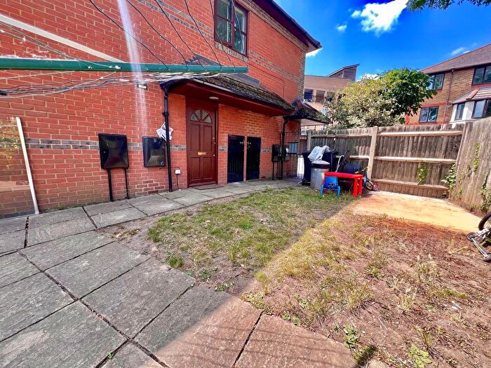 1 Bedroom Maisonette To Rent In Hanworth Road, Hounslow, TW3