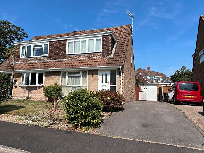 3 Bedroom Semi-Detached House For Sale In Badgers Walk, SO45
