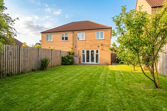 3 Bedroom Semi Detached House For Sale In Oak Tree Close, Leeds, LS9