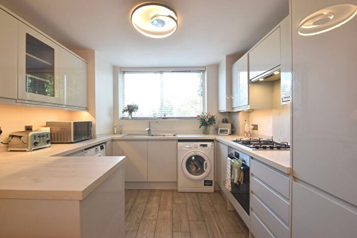 2 Bedroom Flat To Rent In Stroudwater Park, Weybridge, KT13