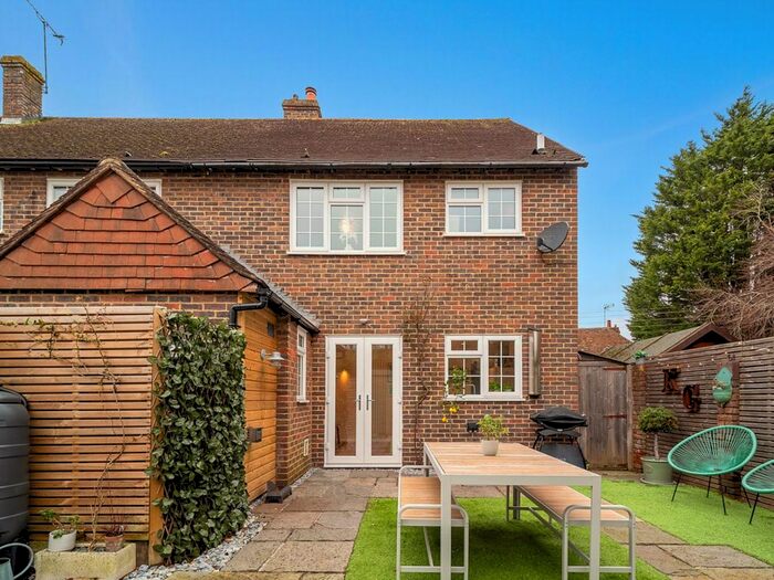 3 Bedroom End Of Terrace House For Sale In The Street, Newington, CT18