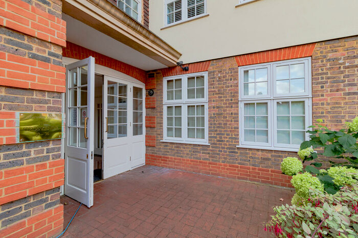 2 Bedroom Apartment To Rent In Heathview Court, Corring Way, London, NW11