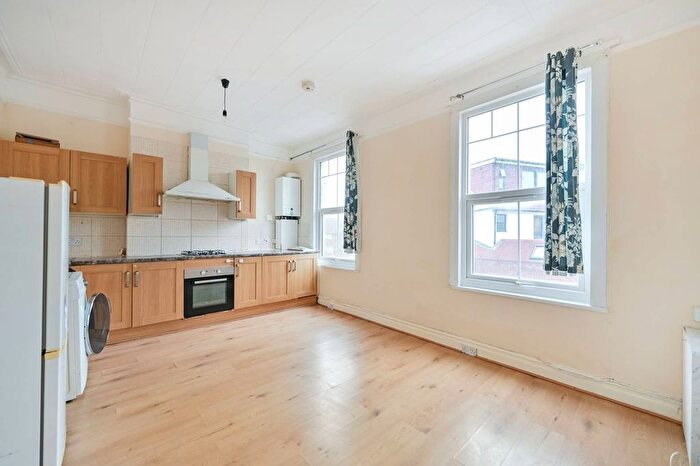 2 Bedroom Flat To Rent In Seaforth Avenue, Motspur Park, New Malden, KT3