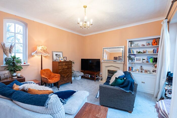 2 Bedroom Flat For Sale In St. Pauls Road West, Dorking, RH4