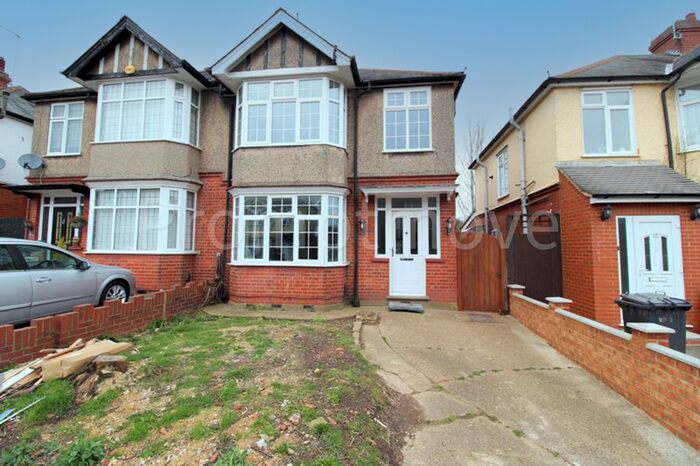 3 Bedroom Property To Rent In Cranleigh Gardens, Luton, LU3