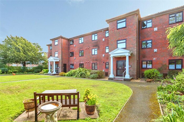 2 Bedroom Flat For Sale In West Cliff Road, West Cliff, Bournemouth, Dorset, BH4