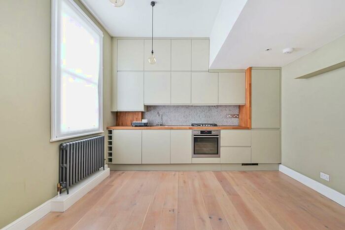 2 Bedroom Maisonette To Rent In Graham Road, Hackney, London, E8