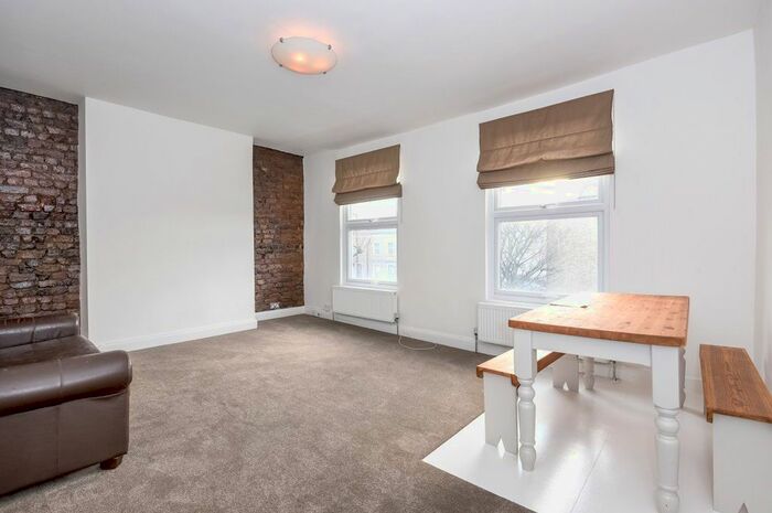 2 Bedroom Flat To Rent In Tollington Road, London, N7