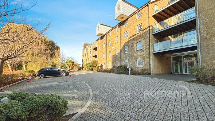 2 Bedroom Flat For Sale In Kings Mill Way, Denham, Uxbridge, UB9