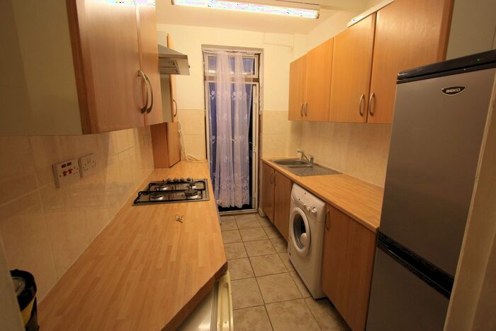 4 Bedroom Flat To Rent In Hawkhurst Way, New Malden, KT3