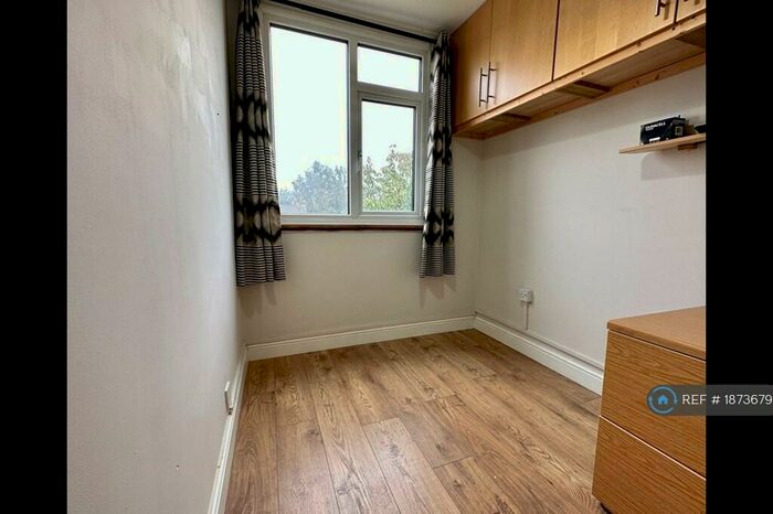 4 Bedroom Semi-Detached House To Rent In Highwood Avenue, Leeds, LS17