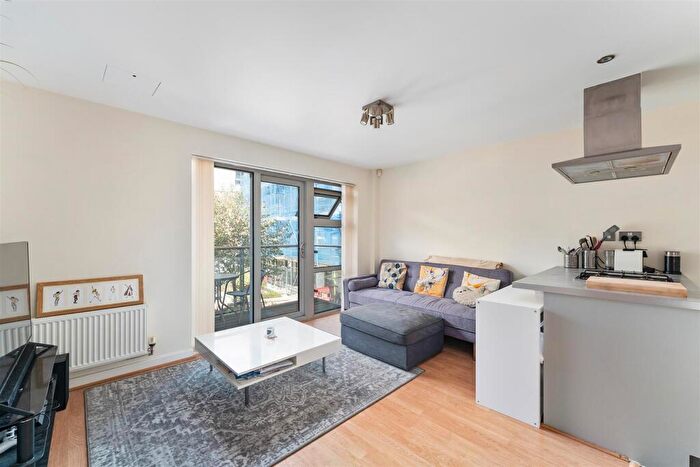 1 Bedroom Apartment To Rent In Ivory Court, Queen Mary Avenue, South Woodford, E18