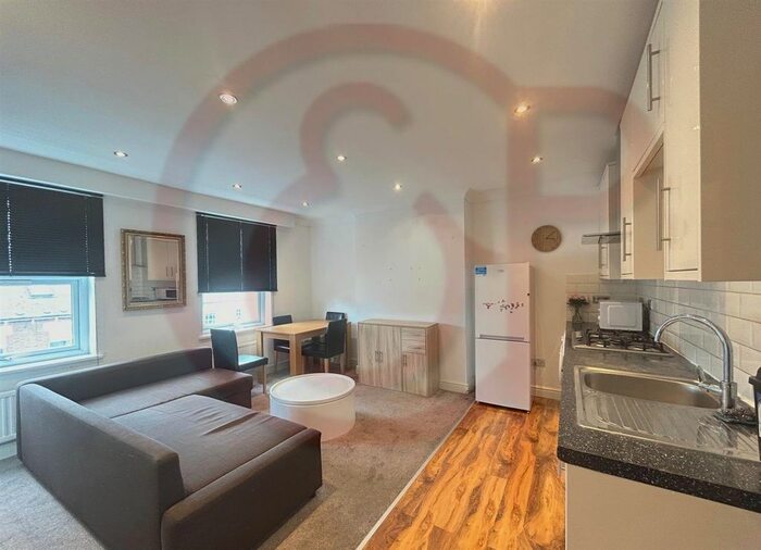 2 Bedroom Flat To Rent In Gloucester Road, Acton, W3