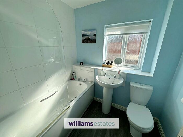 4 Bedroom Detached House For Sale In Stryd Y Barcud, Ruthin, LL15