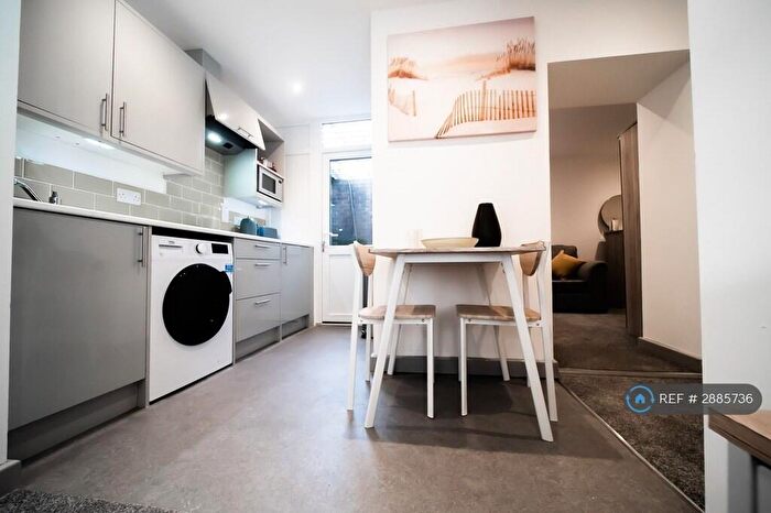 1 Bedroom Flat To Rent In Market Street, Kingswinford, DY6