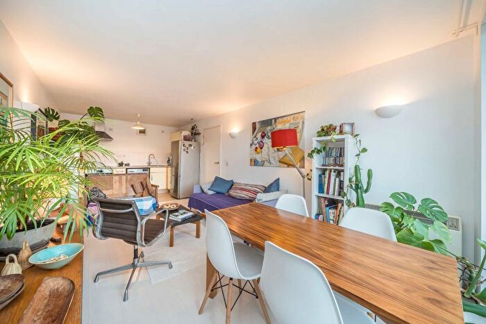 2 Bedroom Flat For Sale In Lower Clapton Road, London, E5