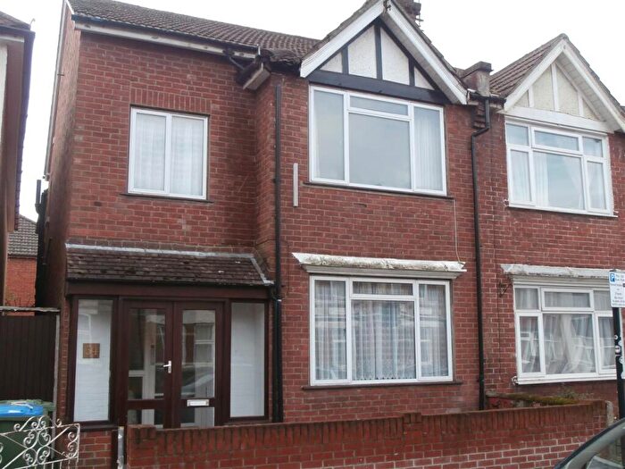 4 Bedroom Semi-Detached House To Rent In Wilton Avenue, Southampton, SO15