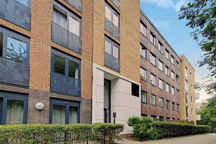 3 Bedroom Flat To Rent In Fairmont House, Albatross Way, Canada Water, London, SE16