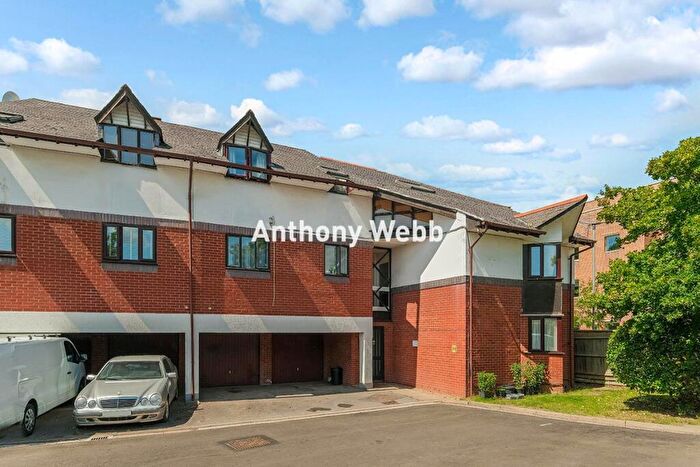 2 Bedroom Flat For Sale In Cosgrove Close, Winchmore Hill, N21