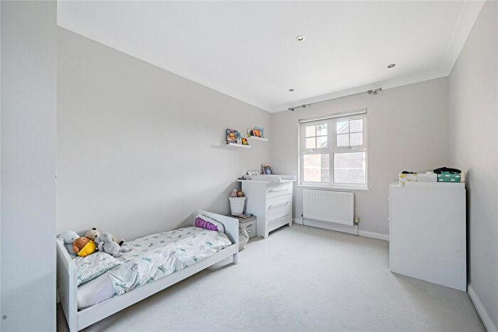 3 Bedroom End Of Terrace House For Sale In Colenso Drive, Mill Hill, London, NW7