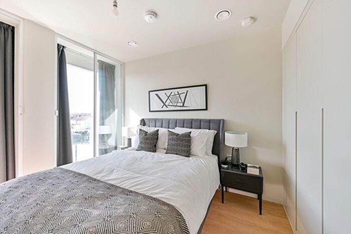 2 Bedroom Flat To Rent In Heathrow House, Hounslow, TW5