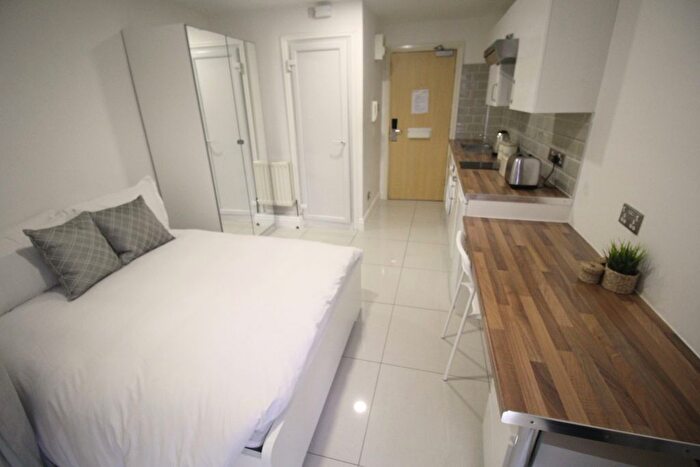 1 Bedroom Flat To Rent In Flat, Clarendon Road, Leeds, LS2