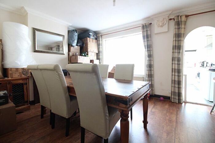 3 Bedroom Terraced House For Sale In Westmorland Avenue, Luton, LU3