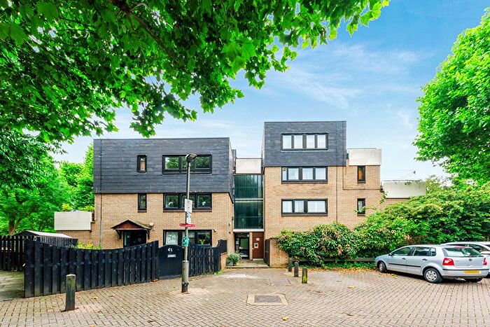3 Bedroom Flat To Rent In Ericcson Close, Wandsworth, SW18