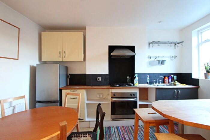 2 Bedroom Flat To Rent In Grove Lane, London, SE5