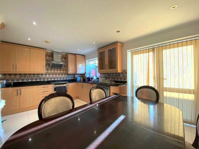 5 Bedroom Terraced House To Rent In Hedge Lane, Palmers Green, London N13