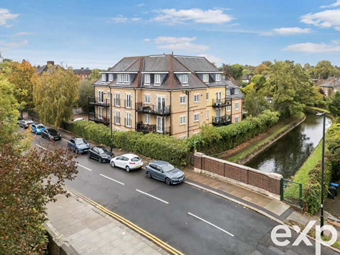 2 Bedroom Flat For Sale In Brockley Court, A River Bank, N21