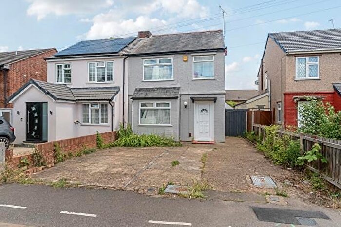 3 Bedroom Semi-Detached House For Sale In Fleetwood Road, Slough, SL2