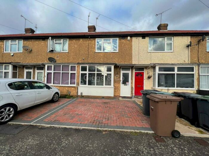 2 Bedroom Terraced House To Rent In Peartree Road, LU2
