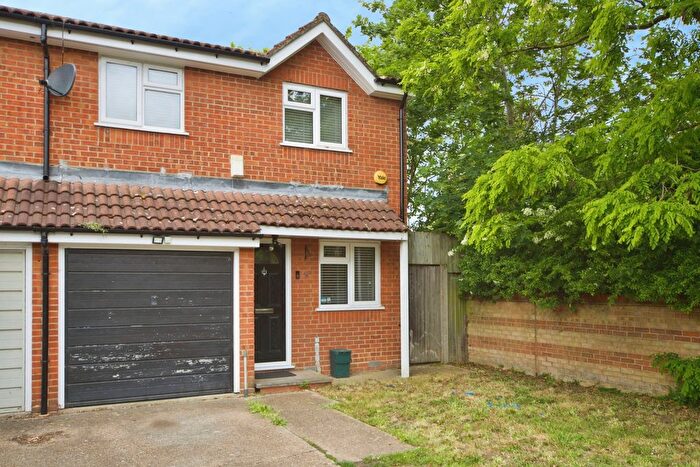3 Bedroom End Of Terrace House For Sale In Wigston Close, London, N18