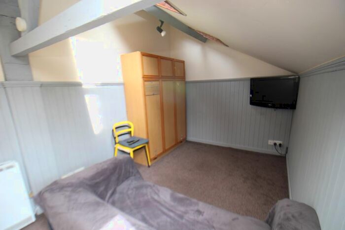 1 Bedroom Flat To Rent In London Road, High Wycombe, HP11