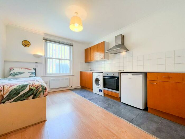 Studio To Rent In Battesea Park Road, Battersea, SW11