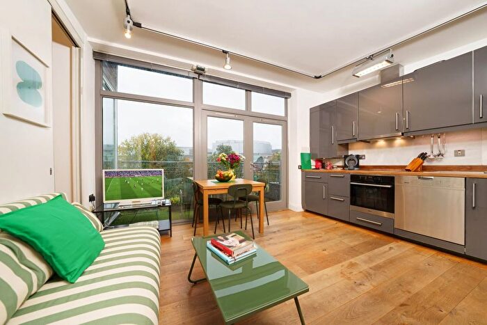 3 Bedroom Flat To Rent In Hunt Close, Holland Park, London, W11
