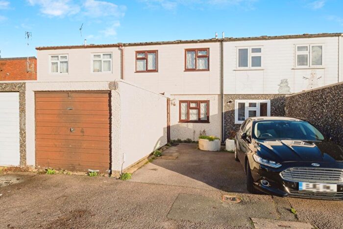 4 Bedroom Terraced House For Sale In Limes Avenue, Chigwell, Essex, IG7