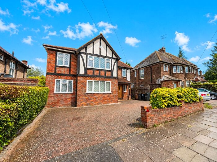 4 Bedroom Detached House For Sale In Greenhill Avenue, Luton, Bedfordshire, LU2