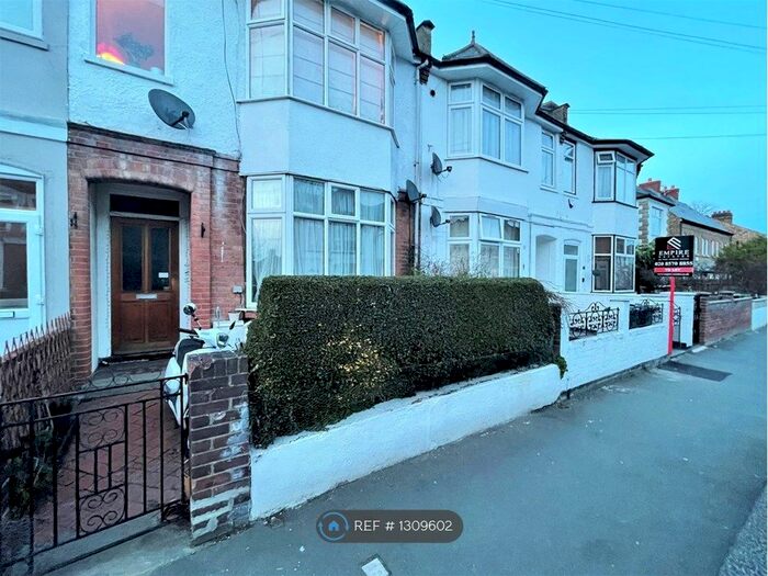 3 Bedroom Flat To Rent In Hounslow Avenue, Hounslow TW3